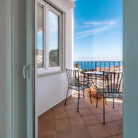 בית הארחה Casa Leucosia 3*